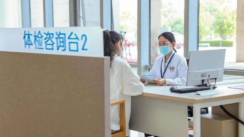 心电图显示心律不齐，可能由多种原因引起，包括：